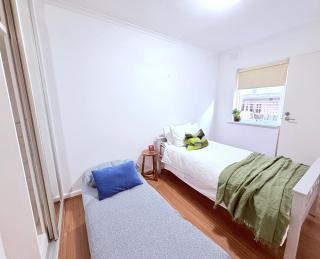 Issari - 8 mins to the F1 Grand Prix & Beach with private Courtyard & free Parking Easy Tram access to the CBD and Chapel Street, free Wifi - 5