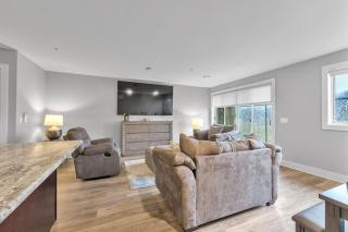 Modern Birmingham Retreat - 4