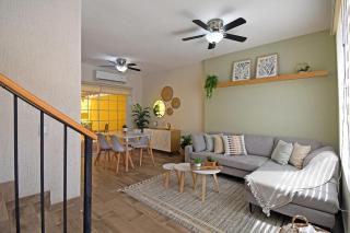 Casa Amarilla Renovada Patios Amplios y Mas - 0