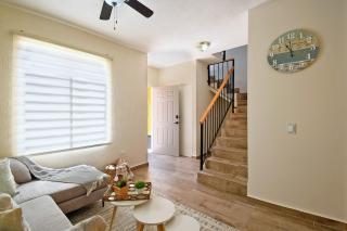 Casa Amarilla Renovada Patios Amplios y Mas - 7