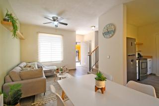 Casa Amarilla Renovada Patios Amplios y Mas - 4