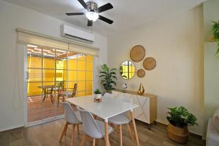 Casa Amarilla Renovada Patios Amplios y Mas - 1