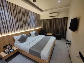 Hotel Paradise Ahilyanagar - 2