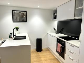 Stylish Condo Apartment with Stunning Rooftop Views & Pool, Gym and Hot Tubs by Peppy Beach Retreats - 4