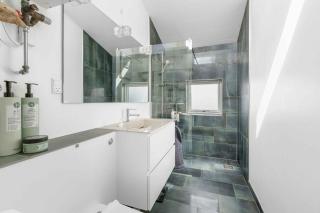 Inviting Cottage By The Beach With A Lake View - 2