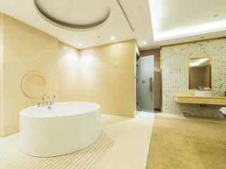 Regal Plaza Hotel & Residence Waigaoqiao - 2