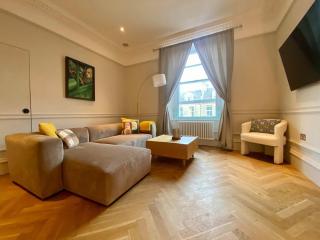 Entire Three Bed Executive Flat - 6