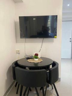 Victoria Sports Tower a2 LOFT shortwalk MRT GMA Free pool - 3