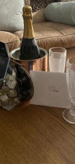 Number 78 Boutique M56 Junction 12 located 5 minutes drive from Frodsham Continental breakfast Included Entire accommodation comprises of a Large double bedroom Separate lounge with sky tv Large bathroom with a free standing bath and shower - 4