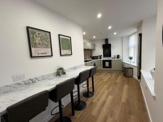 The Drapers - by Caithness Luxury Apartments NC500 - 4 Bedroom Luxury Central NC500 Apartment-Sleeps 8- Sleeps Work teams upto 4 & holiday makers upto 8 - PREFERENTIAL RATES FOR LONG STAY TRADES - CONTACT US - - 1