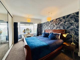 4 Bedroom House - Hot Tub - BBQ - Beach - Garden - Cinema - Parking - 0