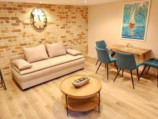 Goldcentral Apartment Ring Next to New York Cafe - 0