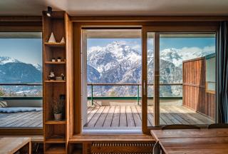 Luxury 9-Bed Apartment Steps from Ski Slopes with Parking & Ski Box - 0