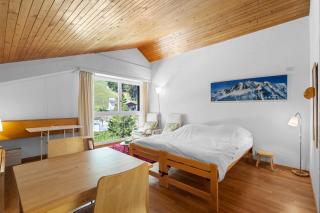 Saturne 603 sur la place du Village a Anzere - 7