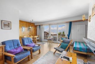 Saturne 210 sur la place du Village a Anzere - 0