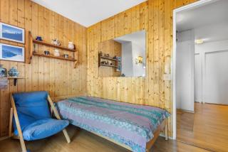 Saturne 210 sur la place du Village a Anzere - 1