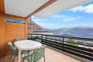 Mars 404-406 sur la place du village a Anzere avec vue sur les Alpes - 2