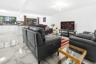 Award Winner 8 Bed House for Contractors - 6