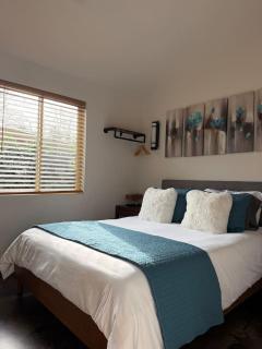 Dwell Upscale Woodstock Retreat Walk to Dining - 5