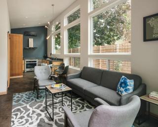 Dwell Upscale Woodstock Retreat Walk to Dining - 4