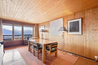 Mars 503 sur la place du village a Anzere avec vue sur les Alpes - 1