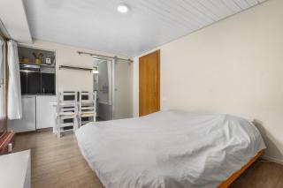 Mars 506 sur la place du village a Anzere avec vue sur les Alpes - 0