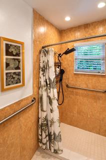 Tropical Garden Tiny House Miami - Bathroom and kitchen in Main House - 1