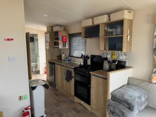 Family Caravan - Sleeps 4 - Dog friendly - Parking - 4