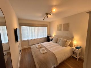 King Room in Windsor with Private Bathroom - 0