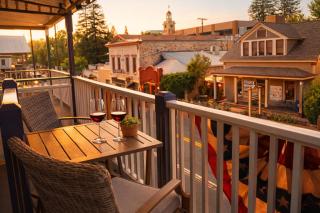 Historic Washington St Balcony - 9