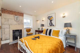 Heron Stays Bath- Charming Village Cottage, 3 Bedrooms, Parking, Garden, Just 3 Miles to Bath Centre, Sleeps 6 - 7