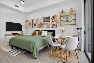 Downtown Miami Penthouse Studio Skyline Balcony Suite Walkable to Port LuxePad - 9