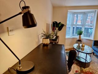 Stylish Luxury Serviced Apartment next to City Centre with Free Parking - Contractors & Relocators - 7