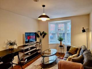 Stylish Luxury Serviced Apartment next to City Centre with Free Parking - Contractors & Relocators - 3
