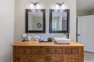 Downtown Bliss: Hot Tub - 1