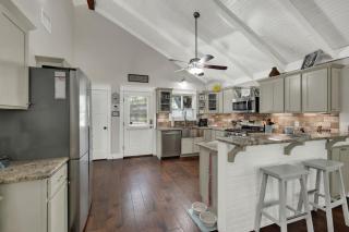 Charming Cottage-3 Mins to Downtown-Pet Friendly! - 0