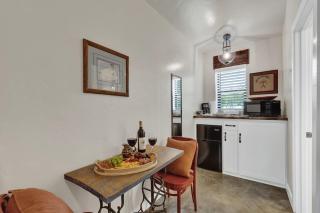 Rojo-Charming unit walking distance to Main St! - 0