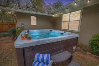 The Billie Goat Haus - Hot Tub -Steps to Main St! - 0
