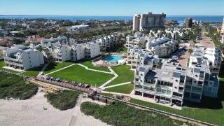 Direct Beach Pools & Sun Deck - Stylish - Clean - 0
