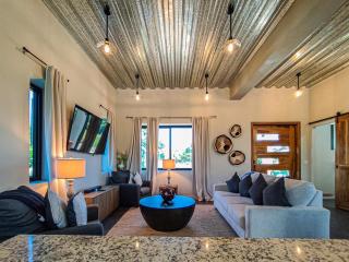 Emerald Blue Villa - Modern 2BR w Rooftop Pool - 9