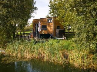 TinyHousebeiDresden in absoluter Alleinlage direkt am Naturteich große Terrasse Grill und Kaminofen Juni - September Mindestmietzeit 1 Woche Sa- Sa - 8