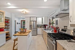 Quiet. HotTub. 0.5 mi 2 Airport & Light Rail. FIFA - 8