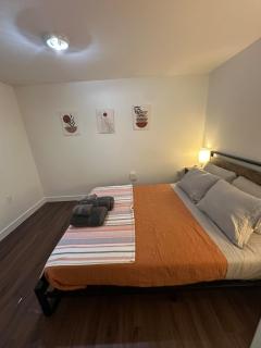 Cozy One Bedroom Basement Apartment Private Entrance - 7