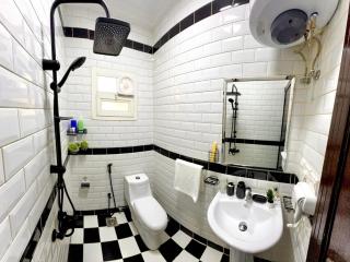 استوديو راقي - شاشة 65 بوصة - تنظيف يومي - دخول ذاتي - 7