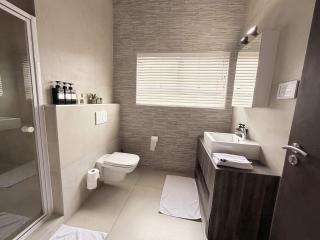 Chinook 3 Bedroom Penthouse Apartment - 4