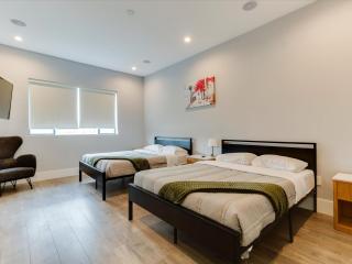 Luxury Modern 4 Bedroom 4 Bathroom Home with Rooftop Deck #5 - 4