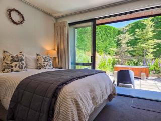 The Black House Horizon Retreat -Private Outdoor Tub - 8