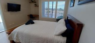 Cosy Haven - Large Studio Apartment - 6