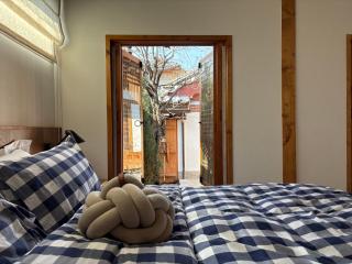 Korea Premium Hanok with Private Jacuzzi in Bukchon Village near Gyeongbokgung, Gwanghwamun, Jongno, Seoul - 1