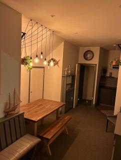 Cosy 2 Bedroom Coastal Retreat with Sea Views and a Private Indoor Hot Tub - 5